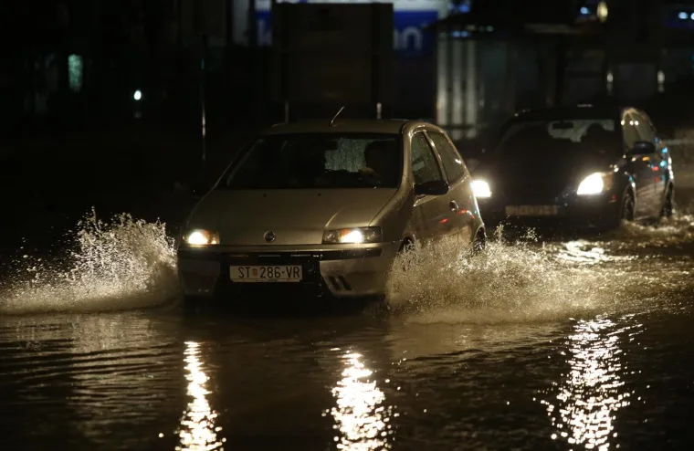 NEVRIJEME POHARALO SPLIT I OKOLICU: Dijelovi grada pod vodom, bujice odnosile &scaron;ahtove u Solinu