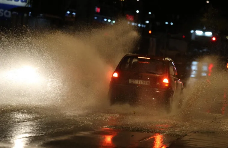 NEVRIJEME POHARALO SPLIT I OKOLICU: Dijelovi grada pod vodom, bujice odnosile &scaron;ahtove u Solinu