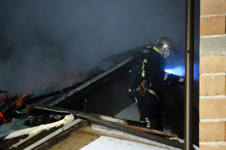 Vatrogasci iz kuće u plamenu spasili majku i bebu