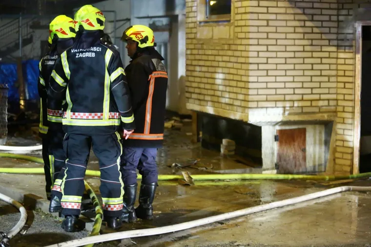 Vatrogasci iz kuće u plamenu spasili majku i bebu