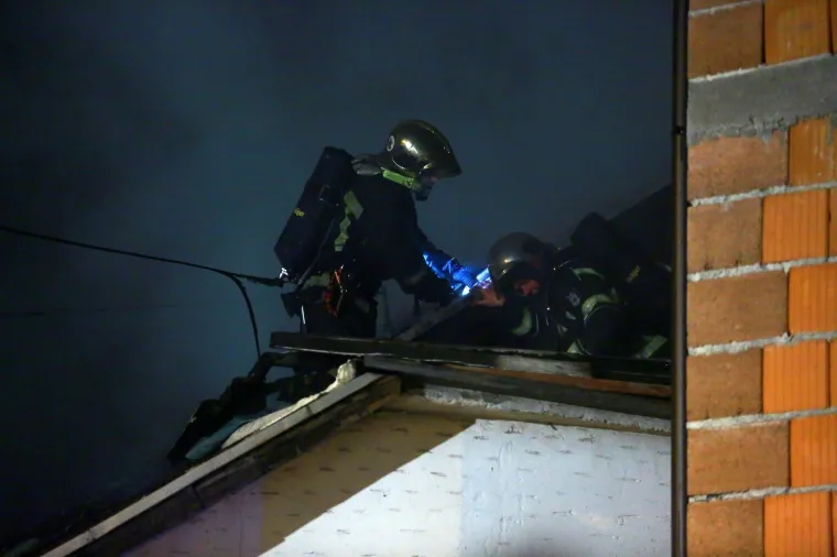 Vatrogasci iz kuće u plamenu spasili majku i bebu