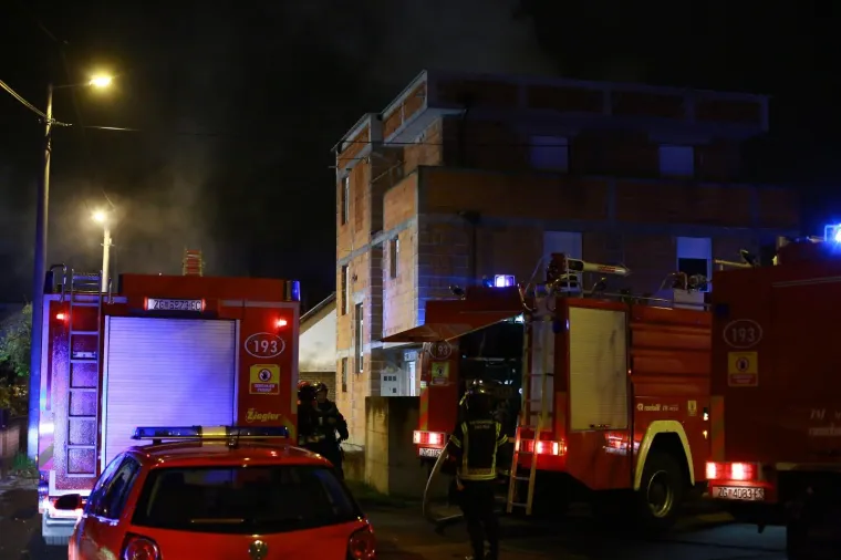 Vatrogasci iz kuće u plamenu spasili majku i bebu