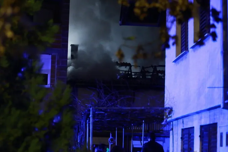 Vatrogasci iz kuće u plamenu spasili majku i bebu