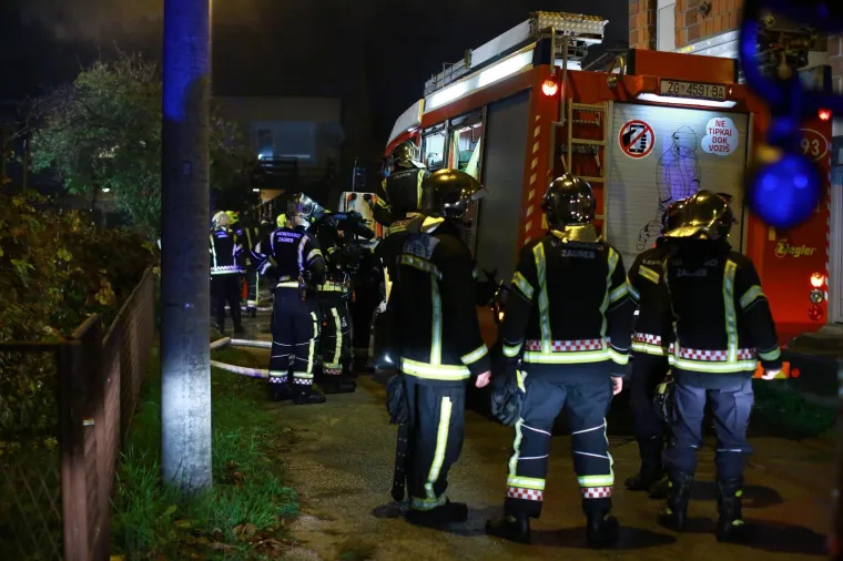 Vatrogasci iz kuće u plamenu spasili majku i bebu