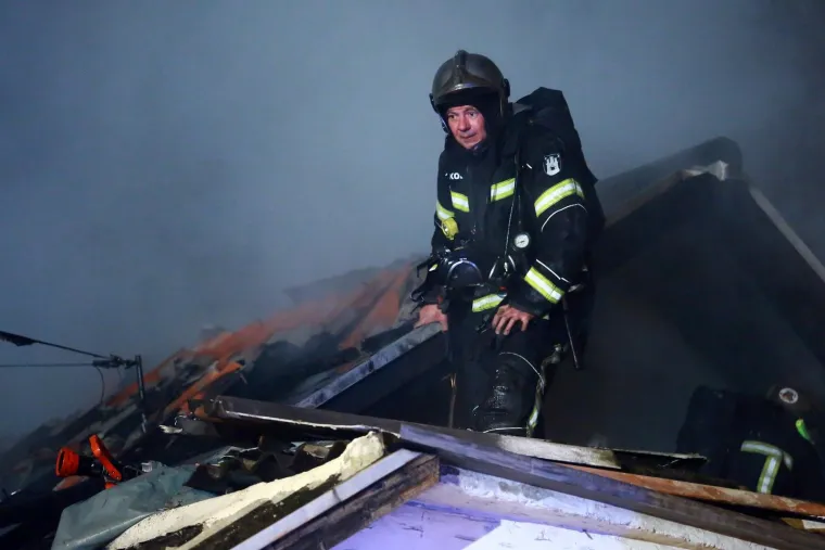 Vatrogasci iz kuće u plamenu spasili majku i bebu