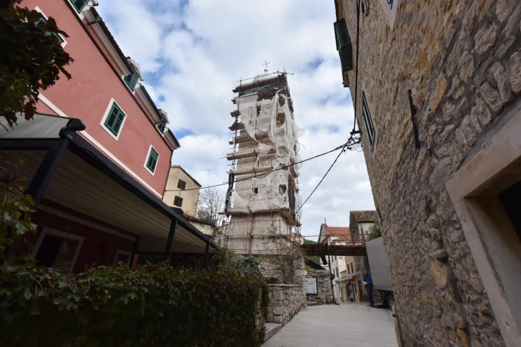 Tmuran kasnojesenski dan u Skradinu, gradiću na obali rijeke Krke.