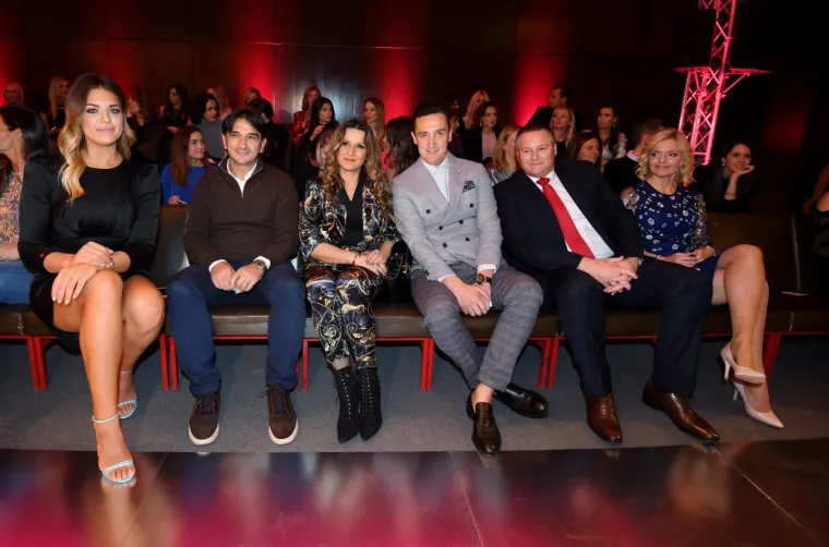 Dizajnerica Aleksandra Dojčinović sinoć je u ministarstvu turizma održala svoju &scaron;estu samostalnu reviju. Njenu novu kolekciju do&scaron;le su pogledati brojne poznate dame, a s njim i njihove bolje polovice. Pažnju je najvi&scaron;e plijenila Lejla Filipović koja je blistala u kratkoj crnoj haljini u kojoj je pokazala vitke noge.