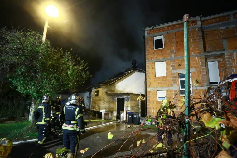 Vatrogasci uspjeli ugasiti požar na dvije obiteljske kuće