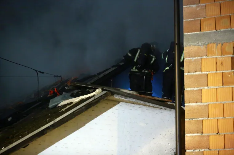 Vatrogasci uspjeli ugasiti požar na dvije obiteljske kuće