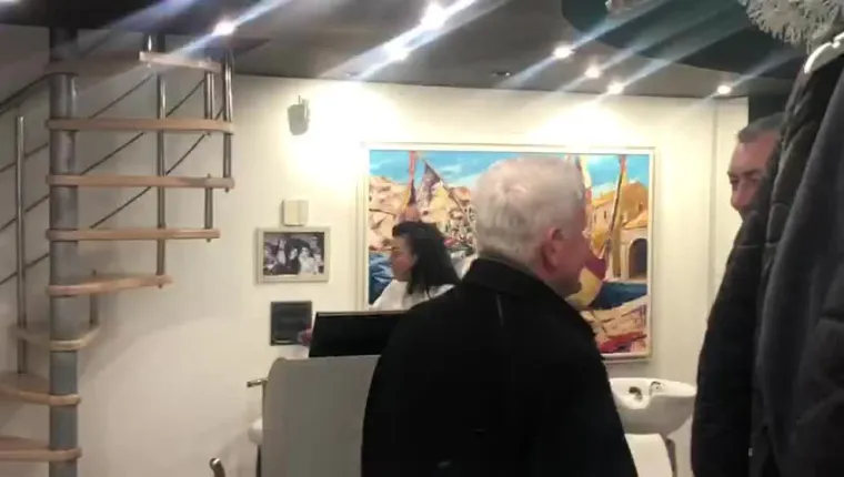 Ivica Todorić brzo se vratio starim navikama: Nahranio je golubove pa posjetio frizera