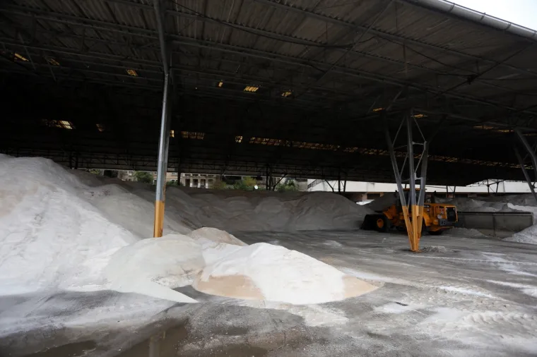 Evo kako u Rijeci izgleda skladi&scaron;te soli za posipanje cesta zimi