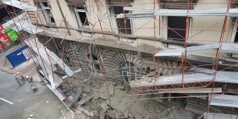 Katastrofa u centru Rijeke: Uru&scaron;io se dio zgrade, promet Adamićevom obustavljen