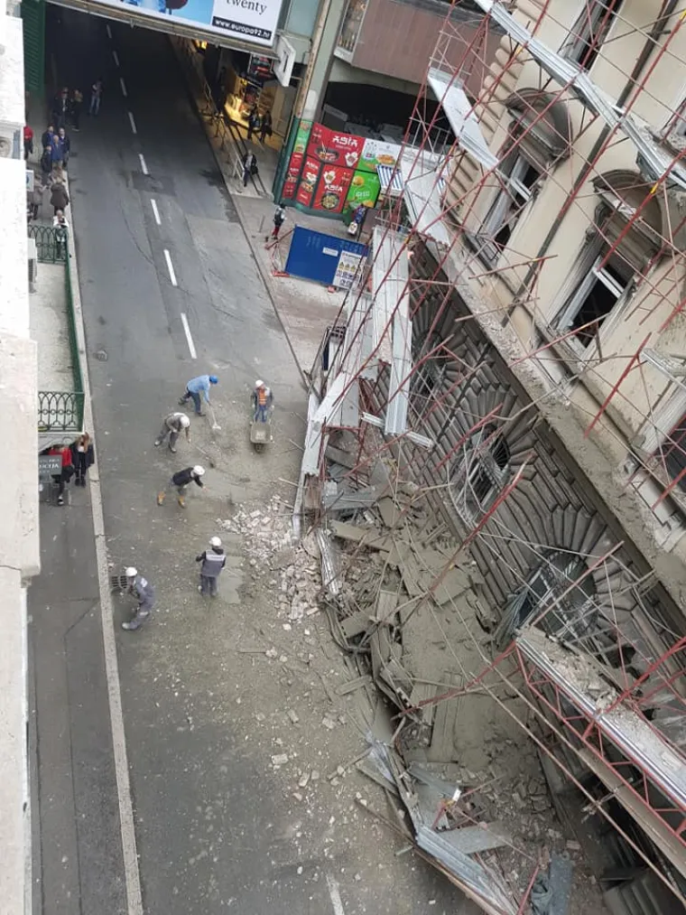 Katastrofa u centru Rijeke: Uru&scaron;io se dio zgrade, promet Adamićevom obustavljen