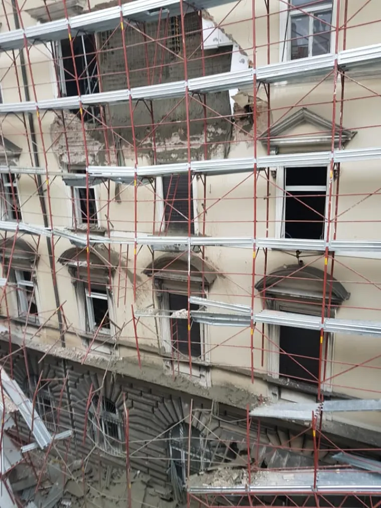 Katastrofa u centru Rijeke: Uru&scaron;io se dio zgrade, promet Adamićevom obustavljen