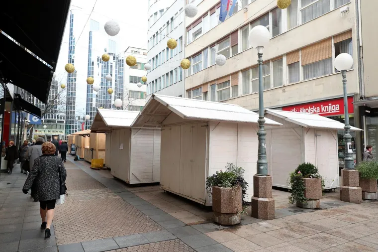 POČELO JE POČELO: Centar Zagreba okupirali &scaron;tandovi i kućice uoči Adventa