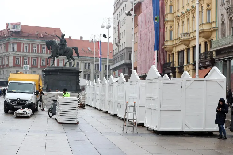 POČELO JE POČELO: Centar Zagreba okupirali &scaron;tandovi i kućice uoči Adventa