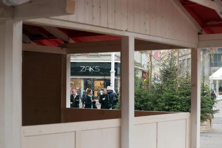 POČELO JE POČELO: Centar Zagreba okupirali &scaron;tandovi i kućice uoči Adventa