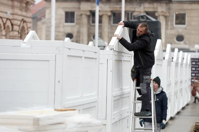 POČELO JE POČELO: Centar Zagreba okupirali &scaron;tandovi i kućice uoči Adventa