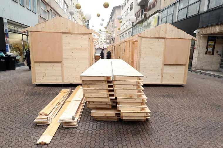 POČELO JE POČELO: Centar Zagreba okupirali &scaron;tandovi i kućice uoči Adventa