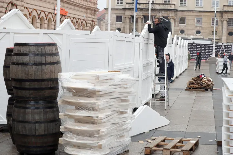 POČELO JE POČELO: Centar Zagreba okupirali &scaron;tandovi i kućice uoči Adventa