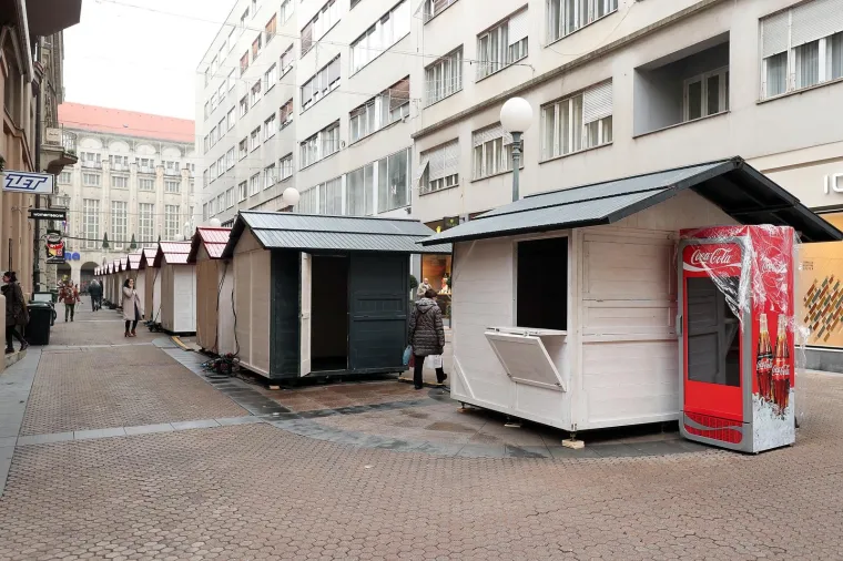 POČELO JE POČELO: Centar Zagreba okupirali &scaron;tandovi i kućice uoči Adventa