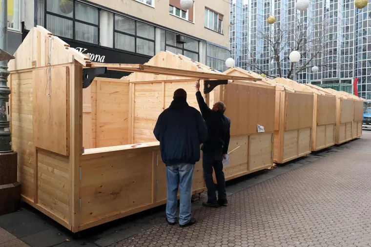 POČELO JE POČELO: Centar Zagreba okupirali &scaron;tandovi i kućice uoči Adventa