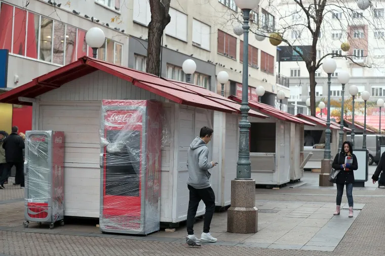 POČELO JE POČELO: Centar Zagreba okupirali &scaron;tandovi i kućice uoči Adventa