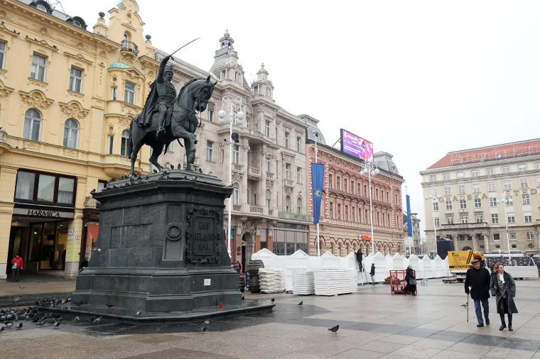 POČELO JE POČELO: Centar Zagreba okupirali &scaron;tandovi i kućice uoči Adventa