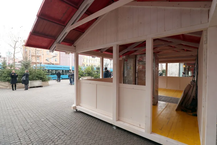 POČELO JE POČELO: Centar Zagreba okupirali &scaron;tandovi i kućice uoči Adventa