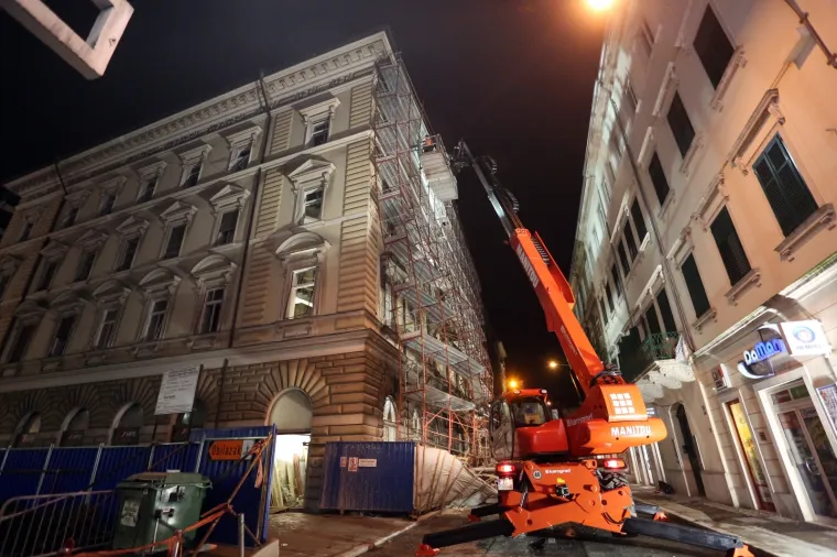 U Rijeci su nakon cijelog dana napokon počele pripreme za uklanjanje urušene skele na zgradi bivše pošte u Adamićevoj ulici.