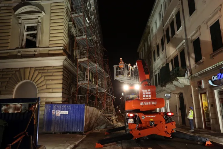 NAKON CIJELOG DANA U RIJECI: Počele pripreme za uklanjanje urušene skele u centru grada