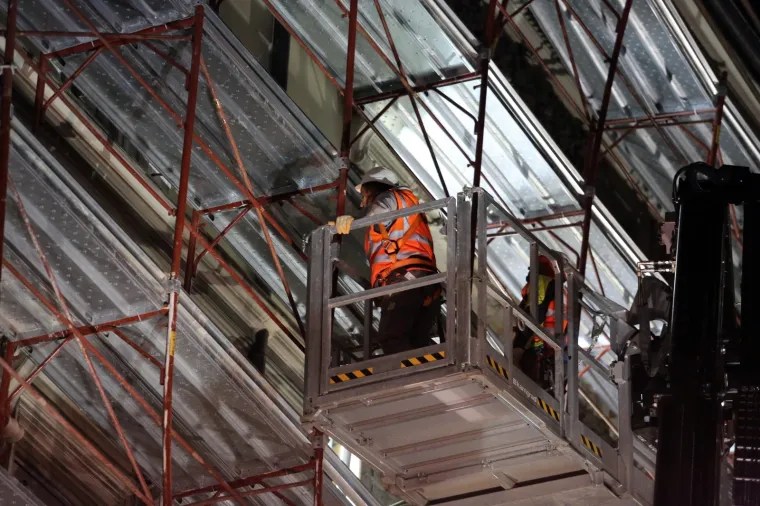NAKON CIJELOG DANA U RIJECI: Počele pripreme za uklanjanje urušene skele u centru grada
