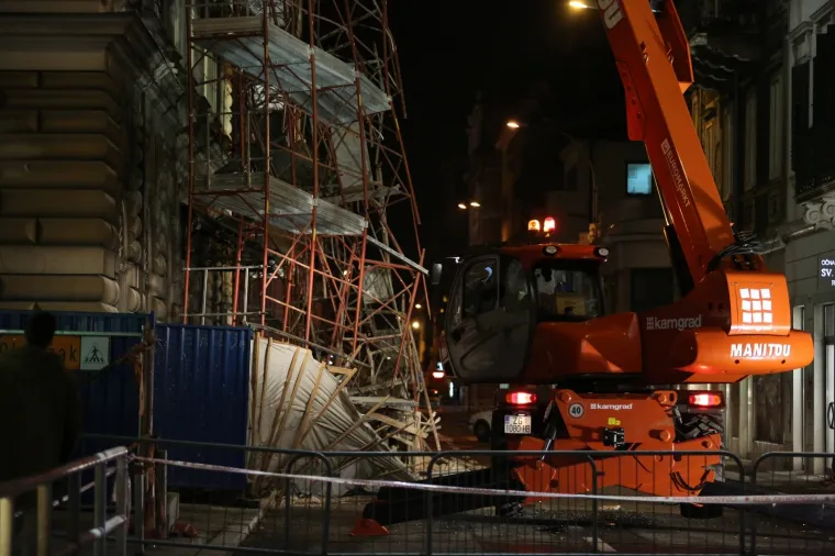 NAKON CIJELOG DANA U RIJECI: Počele pripreme za uklanjanje urušene skele u centru grada