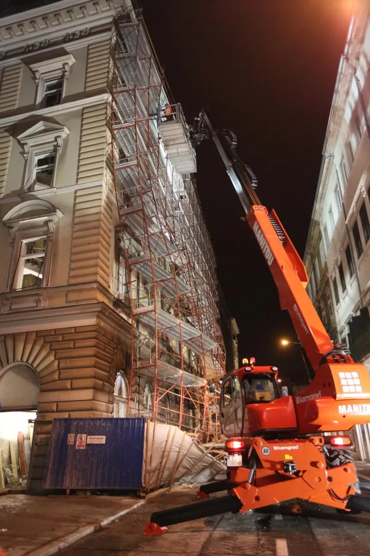 NAKON CIJELOG DANA U RIJECI: Počele pripreme za uklanjanje urušene skele u centru grada