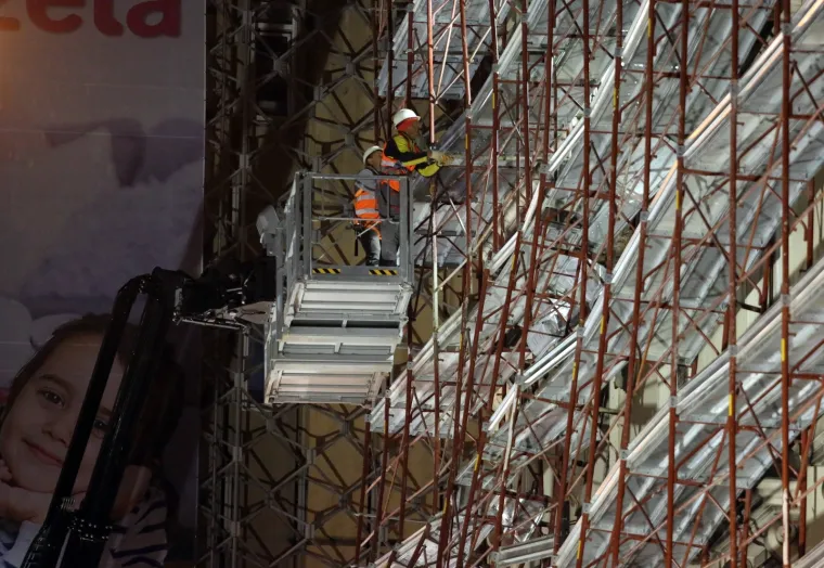 NAKON CIJELOG DANA U RIJECI: Počele pripreme za uklanjanje urušene skele u centru grada