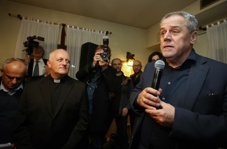 Ujutro na &scaron;takama, navečer s rukama u zraku: Milan Bandić proslavio 63. rođendan