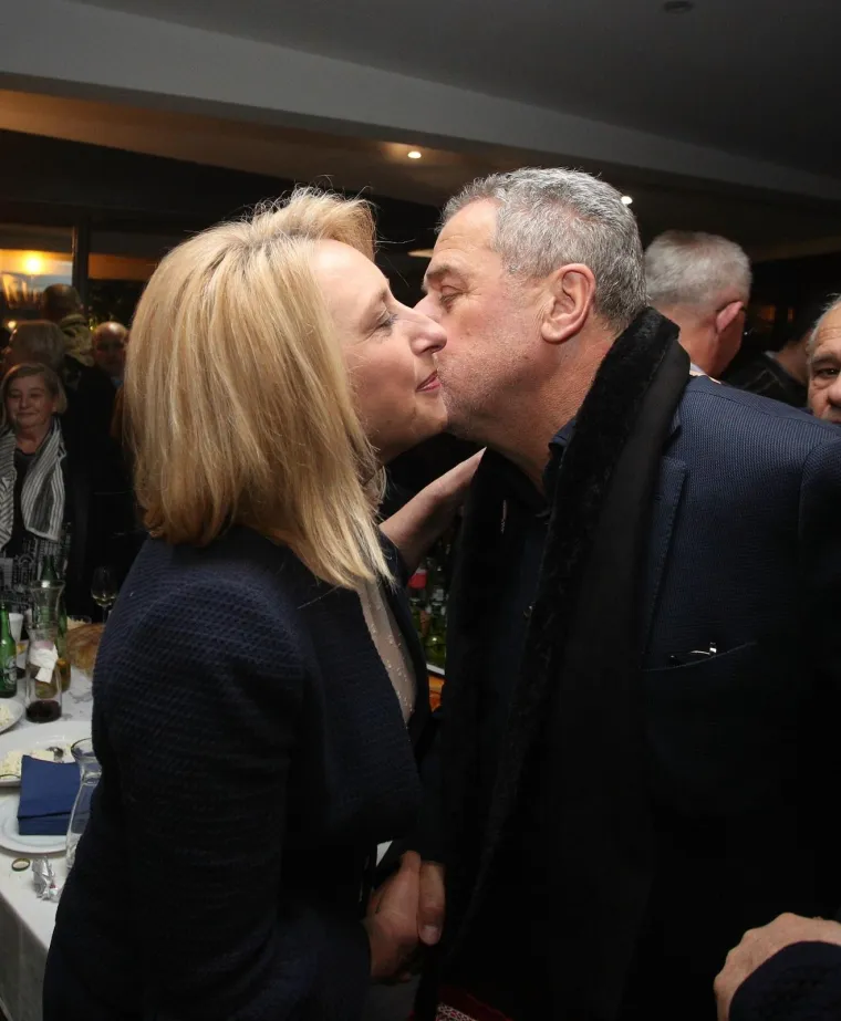 Ujutro na &scaron;takama, navečer s rukama u zraku: Milan Bandić proslavio 63. rođendan