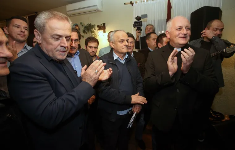 Ujutro na &scaron;takama, navečer s rukama u zraku: Milan Bandić proslavio 63. rođendan