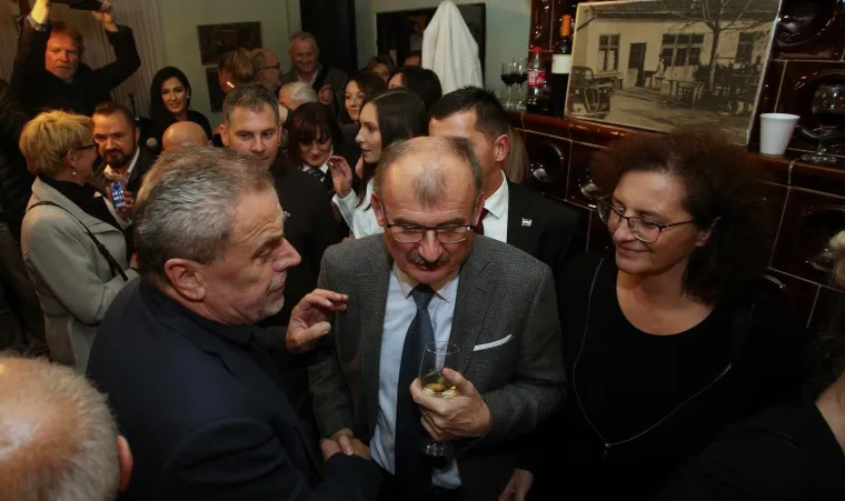 Ujutro na &scaron;takama, navečer s rukama u zraku: Milan Bandić proslavio 63. rođendan