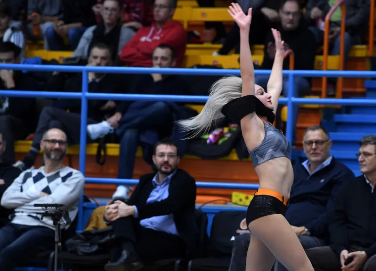 Internetom se &scaron;ire fotografije na kojima SDP-ovac Bauk očarano zuri u navijačice, pogledajte taj osmijeh