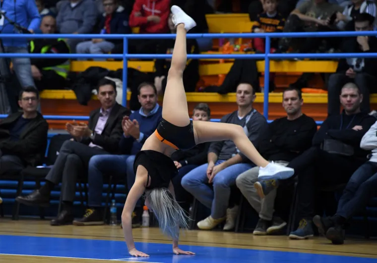 Internetom se &scaron;ire fotografije na kojima SDP-ovac Bauk očarano zuri u navijačice, pogledajte taj osmijeh