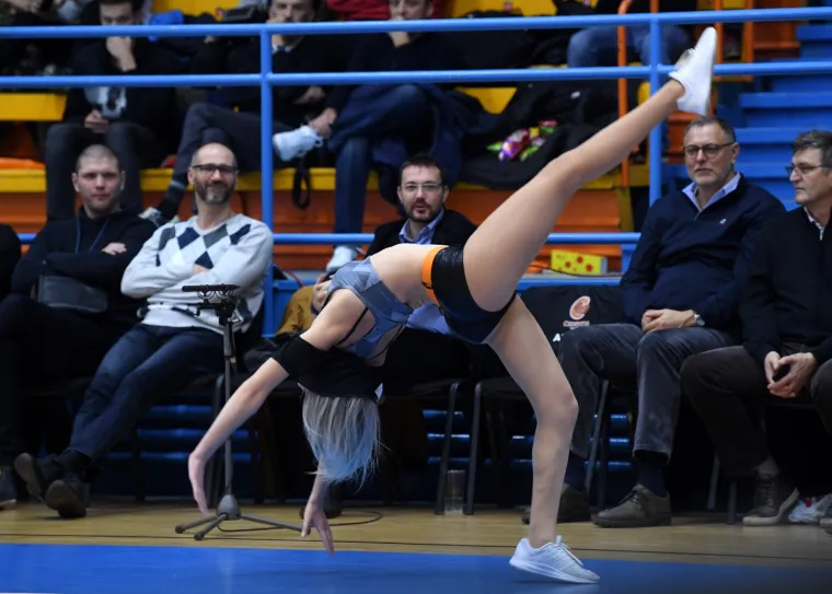 Internetom se &scaron;ire fotografije na kojima SDP-ovac Bauk očarano zuri u navijačice, pogledajte taj osmijeh