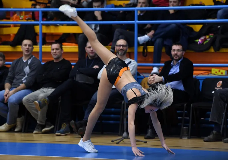 Internetom se &scaron;ire fotografije na kojima SDP-ovac Bauk očarano zuri u navijačice, pogledajte taj osmijeh