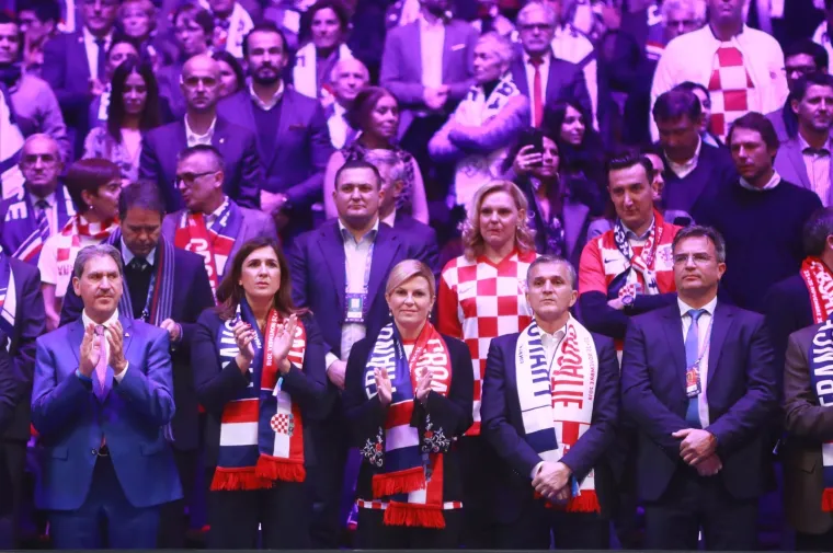 Hrvatski navijači 'zapalili' Lille: Pogledajte kakvu su atmosferu napravili na stadionu i izvan njega