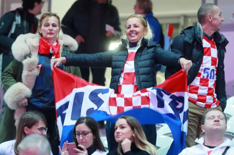 Hrvatski navijači 'zapalili' Lille: Pogledajte kakvu su atmosferu napravili na stadionu i izvan njega