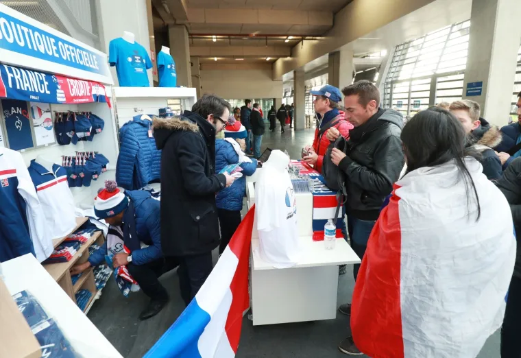 Hrvatski navijači 'zapalili' Lille: Pogledajte kakvu su atmosferu napravili na stadionu i izvan njega