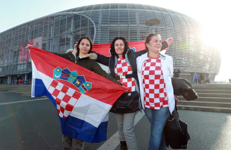 Hrvatski navijači 'zapalili' Lille: Pogledajte kakvu su atmosferu napravili na stadionu i izvan njega