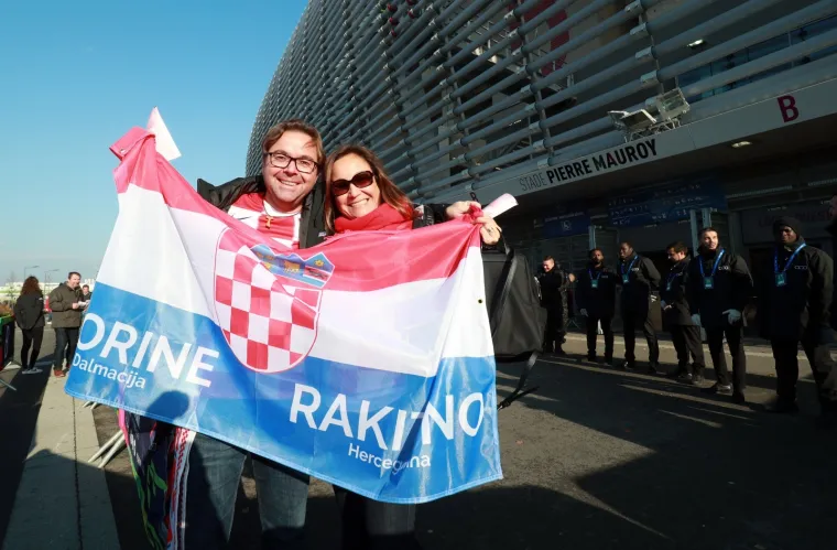 Hrvatski navijači 'zapalili' Lille: Pogledajte kakvu su atmosferu napravili na stadionu i izvan njega