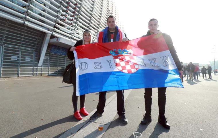 Hrvatski navijači 'zapalili' Lille: Pogledajte kakvu su atmosferu napravili na stadionu i izvan njega