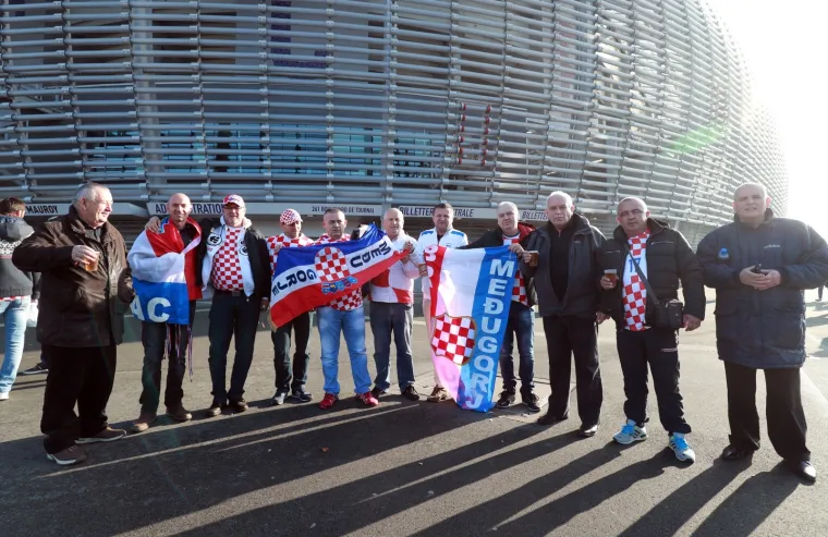 Hrvatski navijači 'zapalili' Lille: Pogledajte kakvu su atmosferu napravili na stadionu i izvan njega